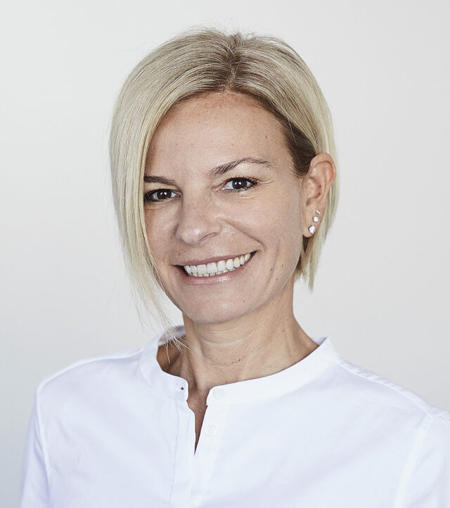 https://grass.10dxgroup.com/wp-content/uploads/2024/05/Portrait_hoch_Corinne_Web_CF848324-640x723.jpg